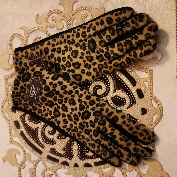 UGG Accessories - NEW UGG GLOVES